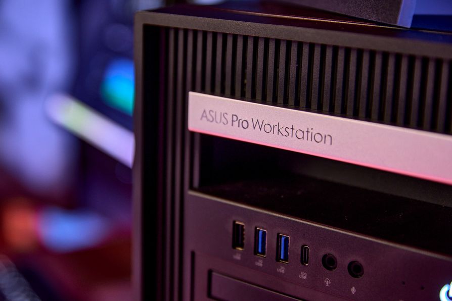 驅動創作核心的ASUS高效能工作站，搭載Ryzen™ Threadripper™ PRO 9000 WX系列處理器，其內建AMD PRO專業技術，能提供企業級安全與管理功能。 